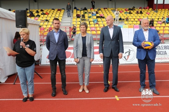 Volejbolisti no visas Latvijas tiekas Ogres stadionā
