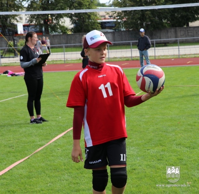 Volejbolisti no visas Latvijas tiekas Ogres stadionā