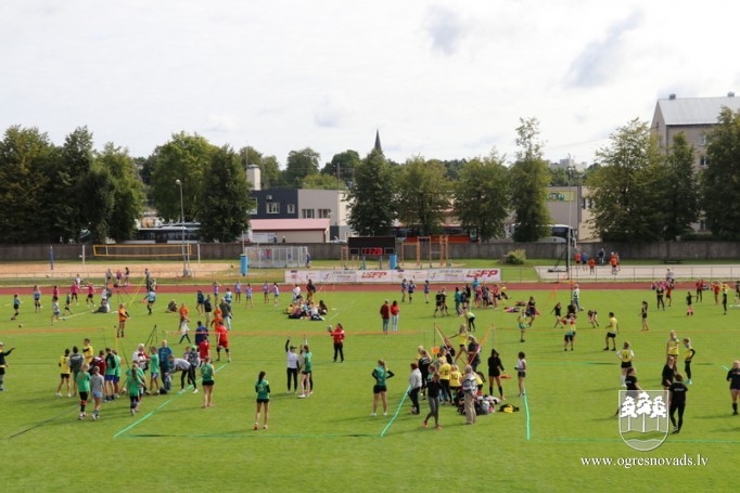 Volejbolisti no visas Latvijas tiekas Ogres stadionā
