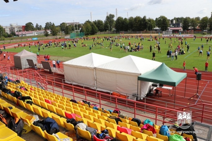 Volejbolisti no visas Latvijas tiekas Ogres stadionā