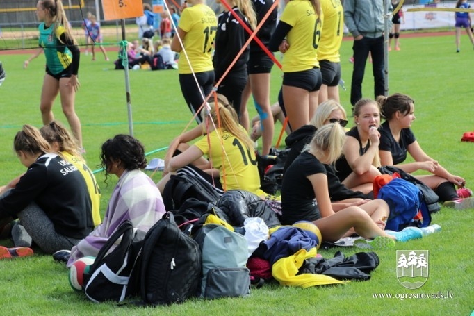 Volejbolisti no visas Latvijas tiekas Ogres stadionā