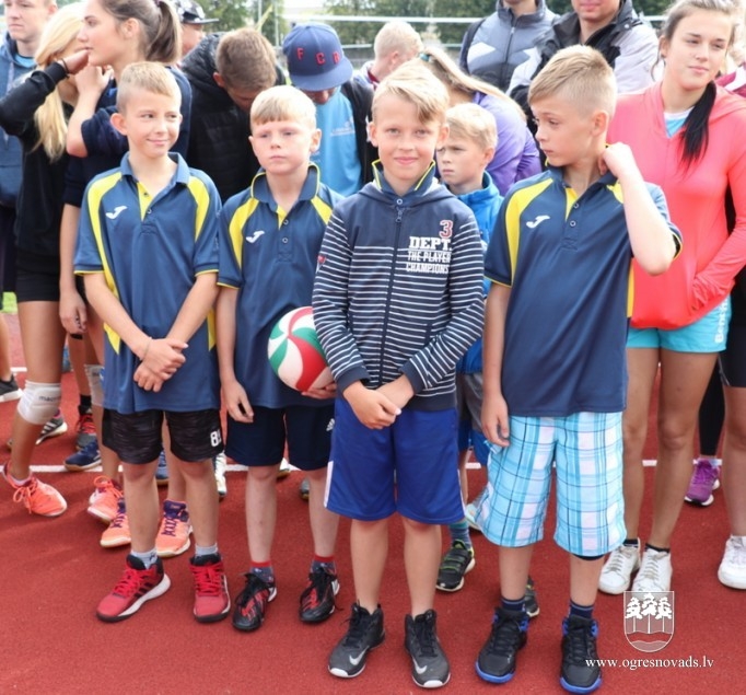 Volejbolisti no visas Latvijas tiekas Ogres stadionā