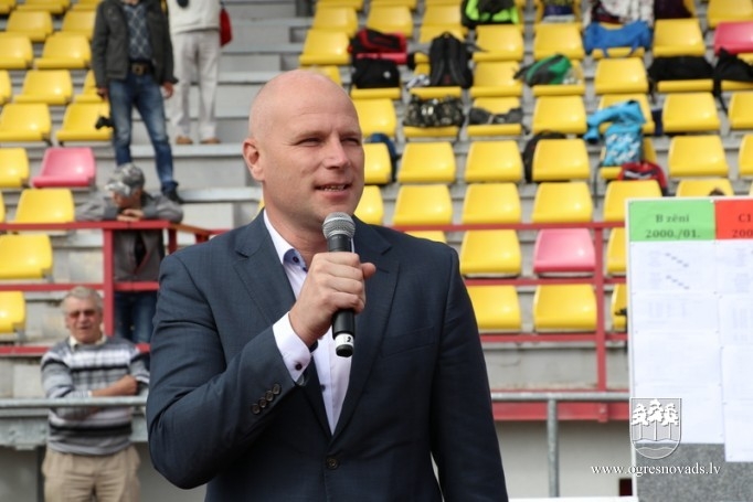 Volejbolisti no visas Latvijas tiekas Ogres stadionā