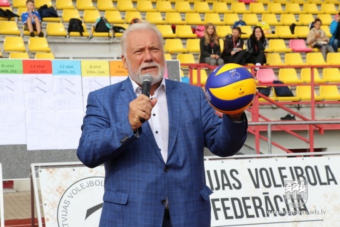 Volejbolisti no visas Latvijas tiekas Ogres stadionā