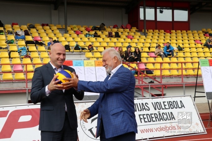 Volejbolisti no visas Latvijas tiekas Ogres stadionā