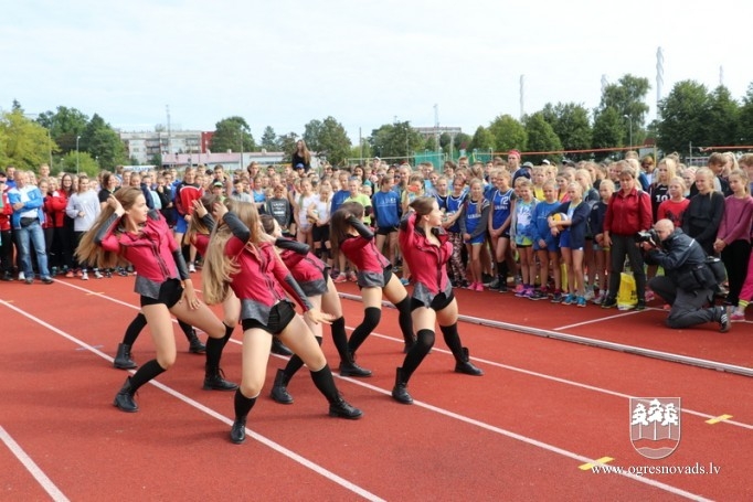 Volejbolisti no visas Latvijas tiekas Ogres stadionā