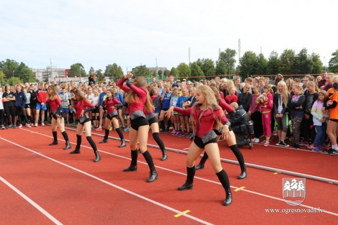 Volejbolisti no visas Latvijas tiekas Ogres stadionā
