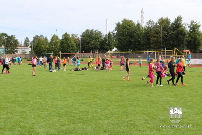 Volejbolisti no visas Latvijas tiekas Ogres stadionā