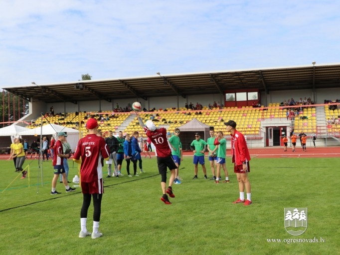 Volejbolisti no visas Latvijas tiekas Ogres stadionā