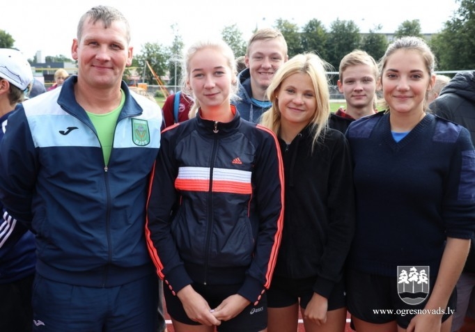 Volejbolisti no visas Latvijas tiekas Ogres stadionā