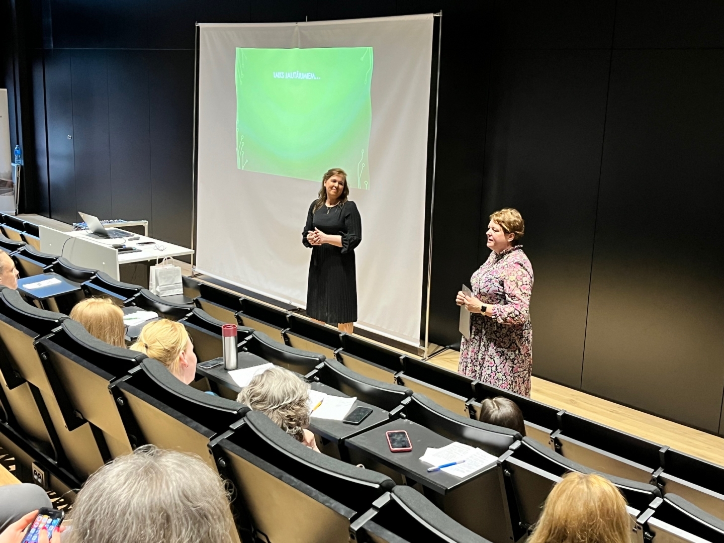 Ogres skolu skolēnu vecāki piedalās Izglītības pārvaldes organizētā konferencē