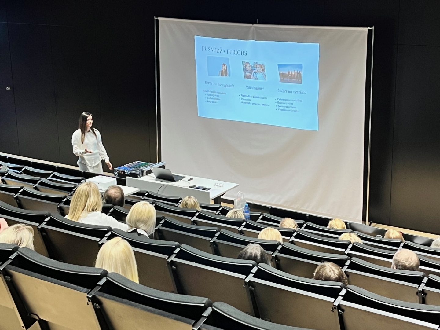 Ogres skolu skolēnu vecāki piedalās Izglītības pārvaldes organizētā konferencē