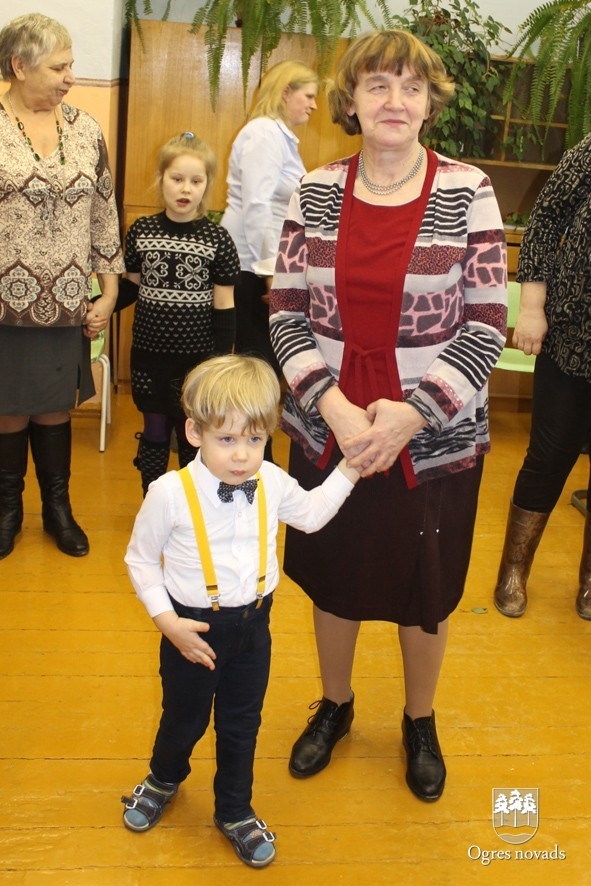 Lauberes skolā pasākums vecmāmiņām (foto: skolas arhīvs)