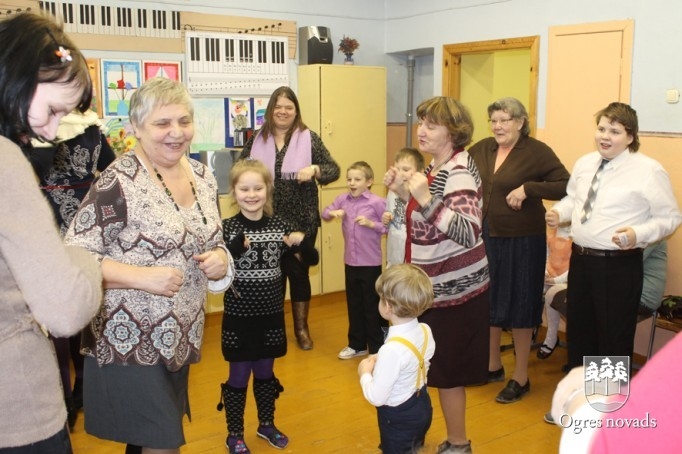 Lauberes skolā pasākums vecmāmiņām (foto: skolas arhīvs)