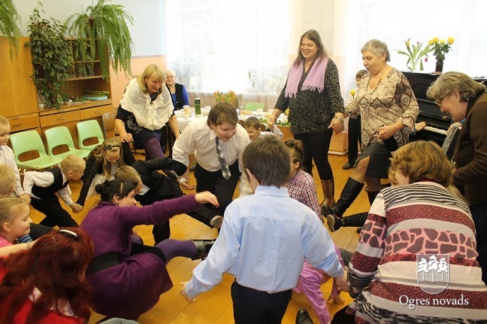 Lauberes skolā pasākums vecmāmiņām (foto: skolas arhīvs)
