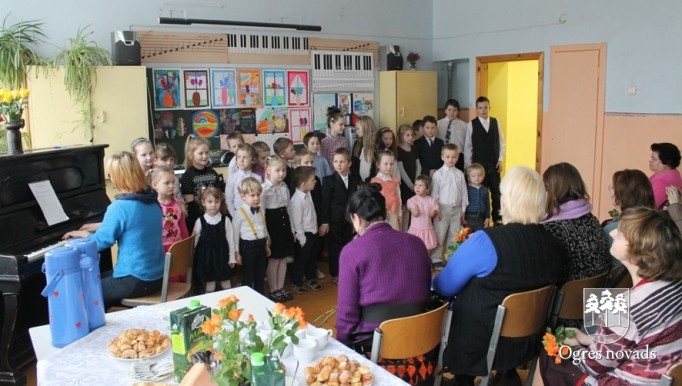 Lauberes skolā pasākums vecmāmiņām (foto: skolas arhīvs)