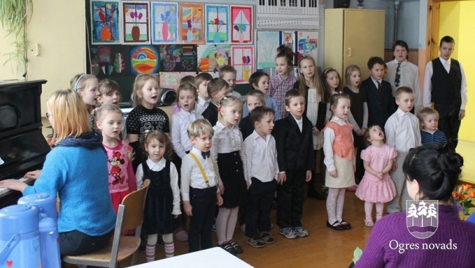 Lauberes skolā pasākums vecmāmiņām (foto: skolas arhīvs)