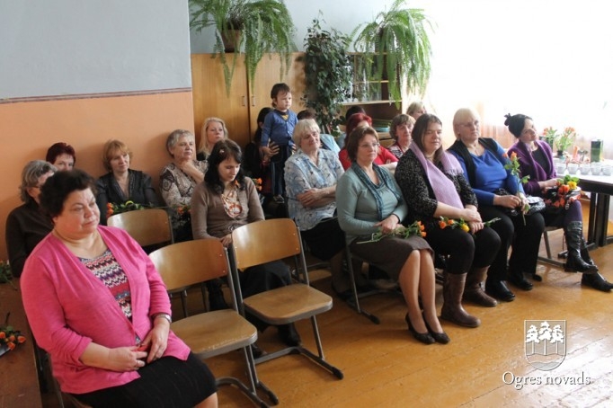 Lauberes skolā pasākums vecmāmiņām (foto: skolas arhīvs)