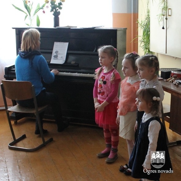 Lauberes skolā pasākums vecmāmiņām (foto: skolas arhīvs)