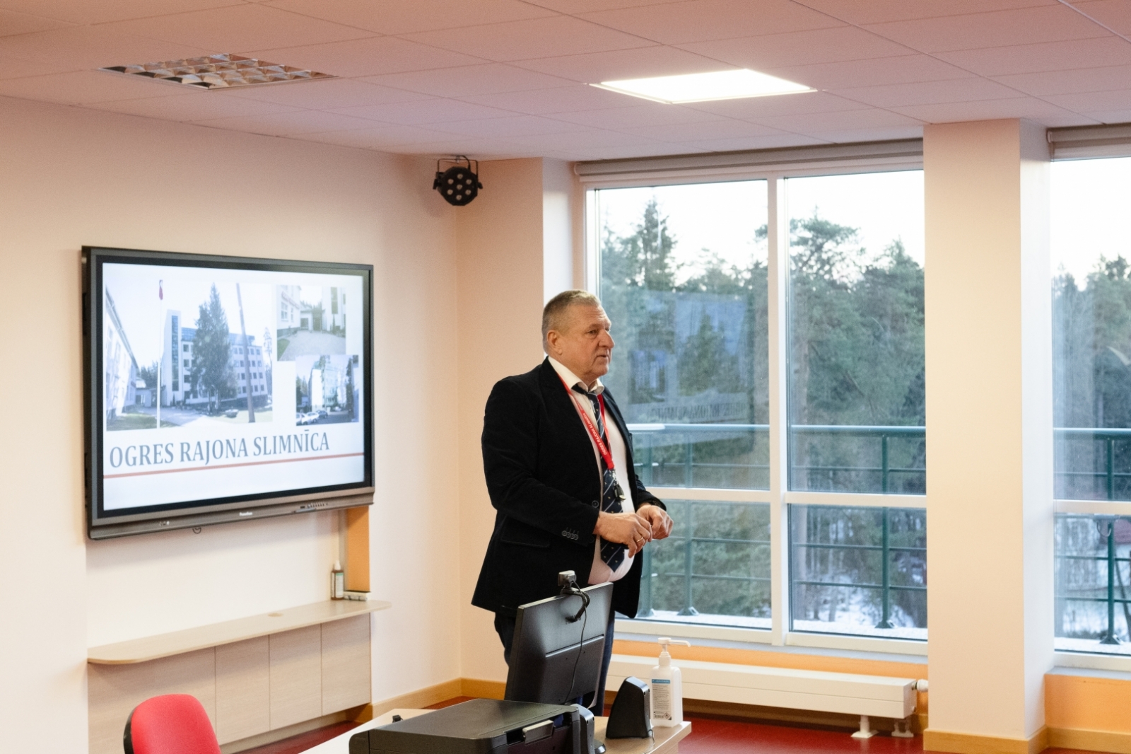 Slimnīcas vadītājs Dainis Širovs sniedz prezentāciju par slimnīcu