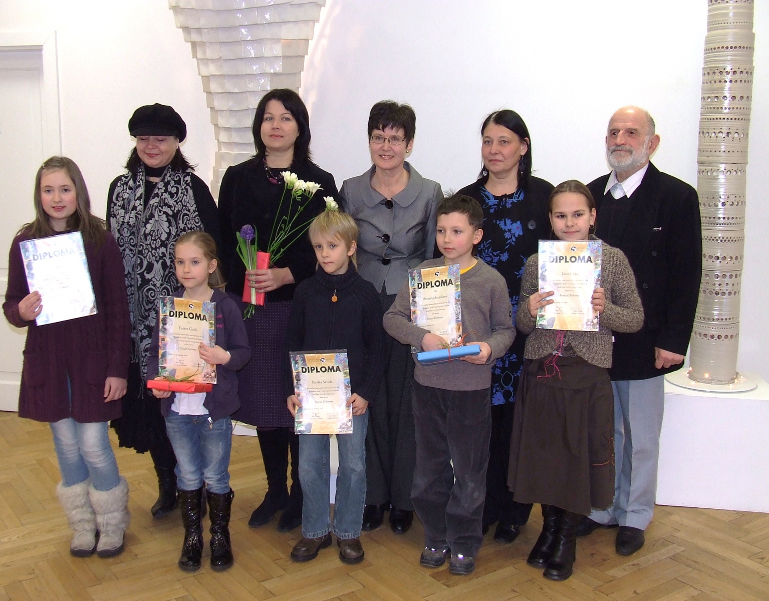 Vēstniece sveic mākslas skolas bērnus