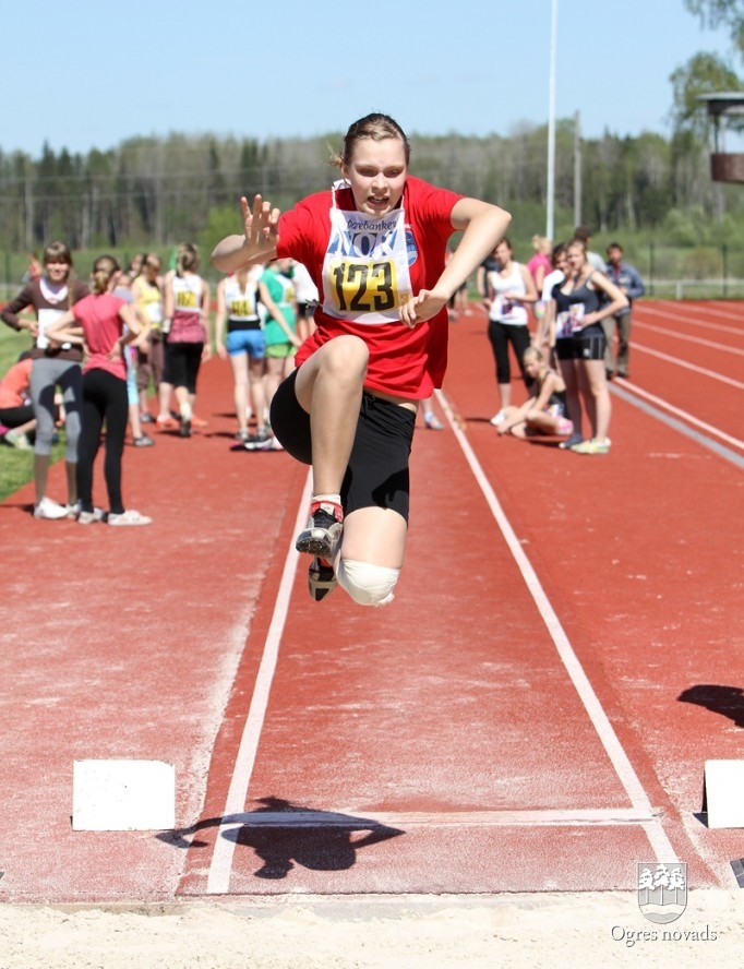 Skolēnu sporta spēļu sacensības vieglatlētikā notiek Madlienā