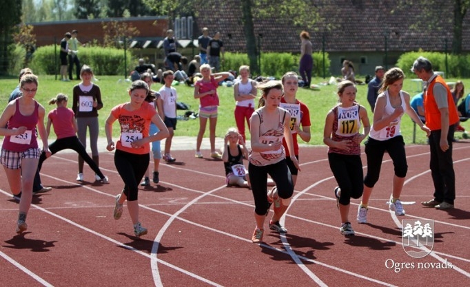 Skolēnu sporta spēļu sacensības vieglatlētikā notiek Madlienā
