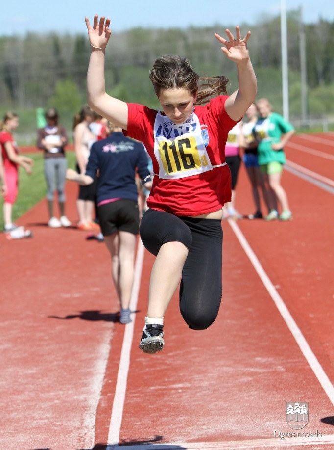 Skolēnu sporta spēļu sacensības vieglatlētikā notiek Madlienā