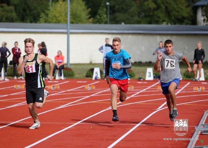 Ogres NSC stadionā notikušas Skolēnu sporta spēļu sacensības vieglatlētikā