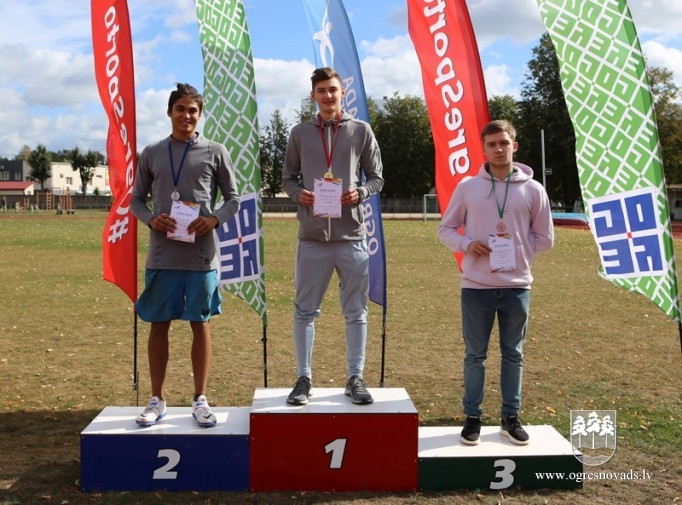 Ogres NSC stadionā notikušas Skolēnu sporta spēļu sacensības vieglatlētikā