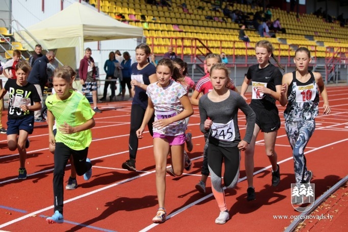 Ogres NSC stadionā notikušas Skolēnu sporta spēļu sacensības vieglatlētikā
