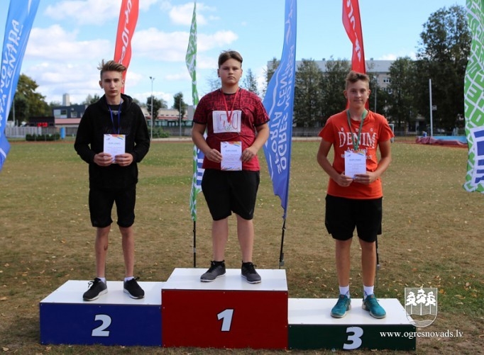Ogres NSC stadionā notikušas Skolēnu sporta spēļu sacensības vieglatlētikā