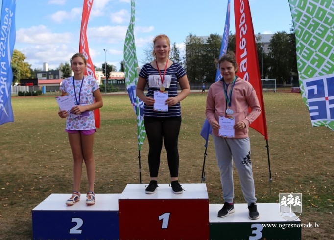Ogres NSC stadionā notikušas Skolēnu sporta spēļu sacensības vieglatlētikā