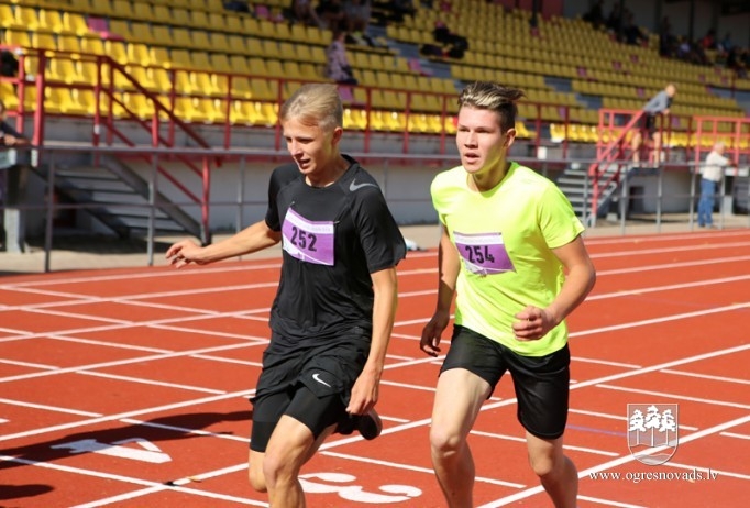 Ogres NSC stadionā notikušas Skolēnu sporta spēļu sacensības vieglatlētikā