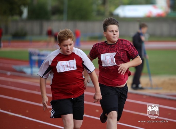 Ogres NSC stadionā notikušas Skolēnu sporta spēļu sacensības vieglatlētikā