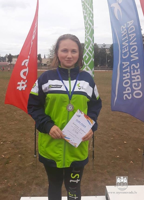 Ogres NSC stadionā notikušas Skolēnu sporta spēļu sacensības vieglatlētikā