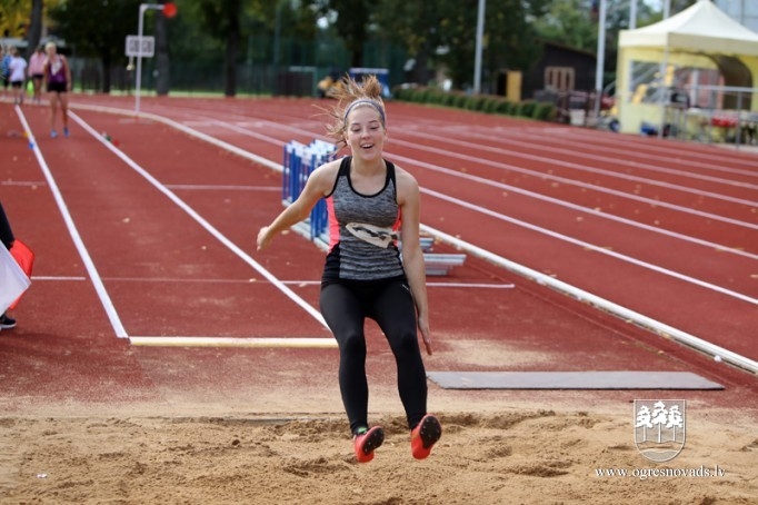 Ogres NSC stadionā notikušas Skolēnu sporta spēļu sacensības vieglatlētikā