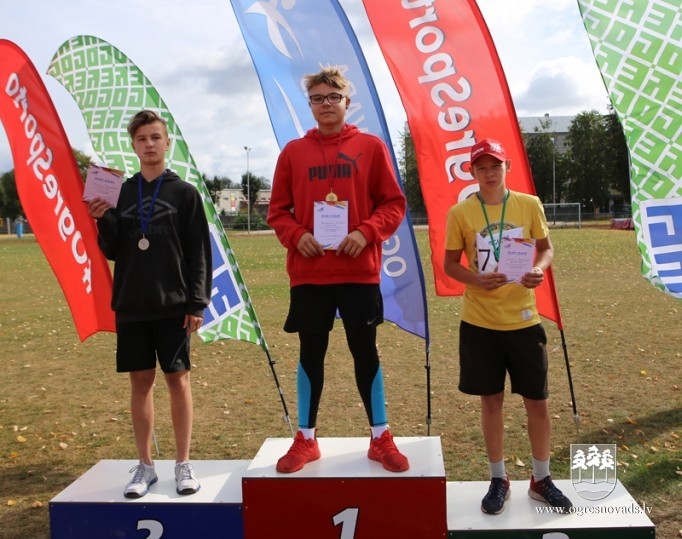 Ogres NSC stadionā notikušas Skolēnu sporta spēļu sacensības vieglatlētikā