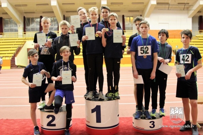 Ogres NSC vieglatlēti Rīgā izcīna piecas medaļas