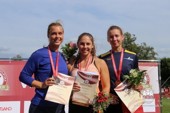 Ogres vieglatlētiem astoņas medaļas Latvijas čempionātā