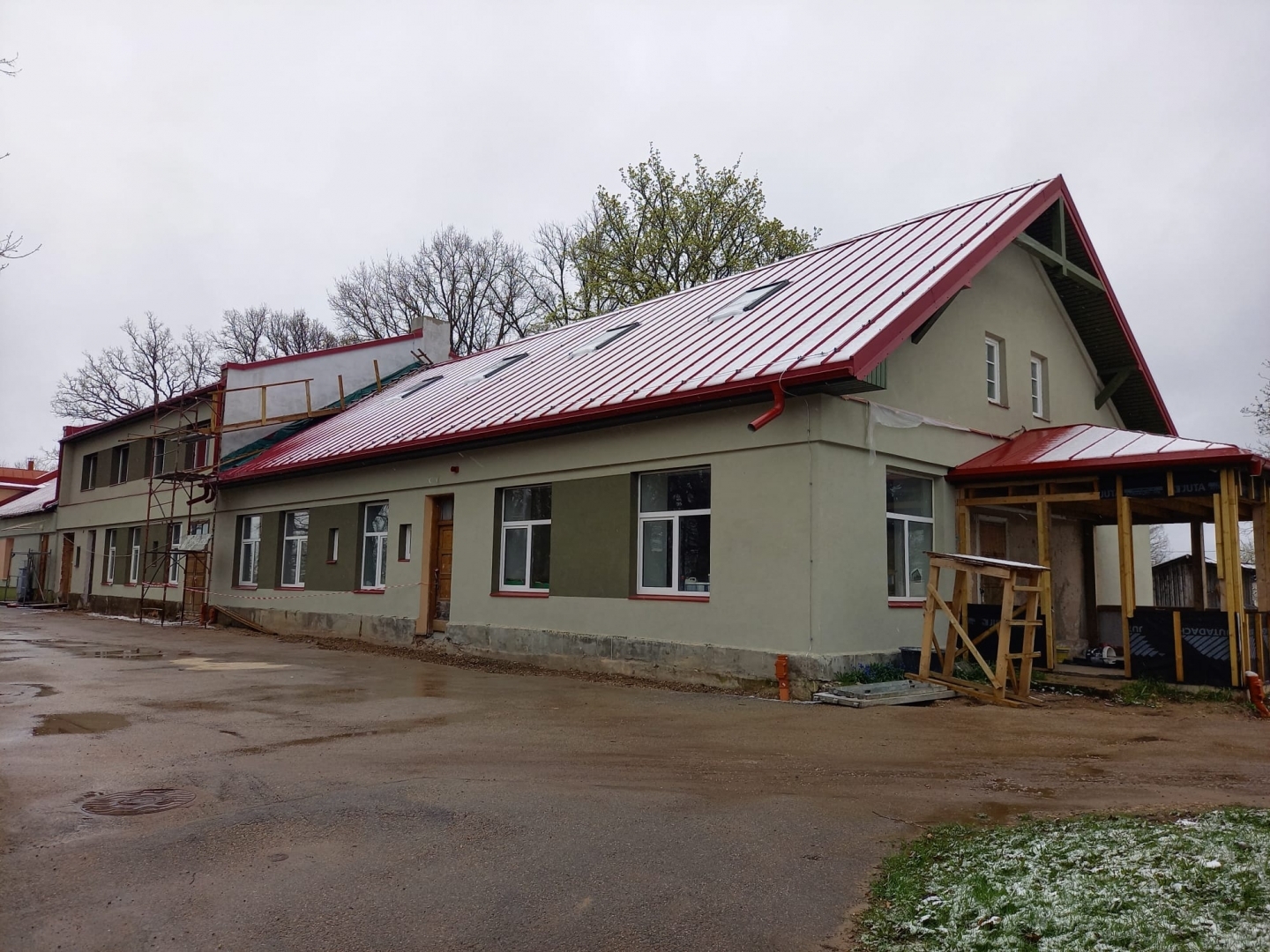 Zaļgana māja ar sarkanu jumtu Ķeipenē