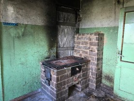 Virtuves telpa ar krāsni un durvīm