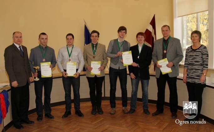 Domes priekšsēdētājs sveic volejbola turnīra uzvarētājus