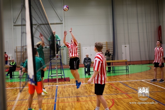 Skolu audzēkņi sacenšas volejbolā