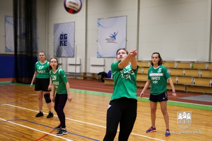 Skolu audzēkņi sacenšas volejbolā