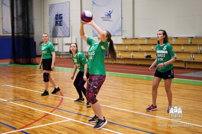 Skolu audzēkņi sacenšas volejbolā