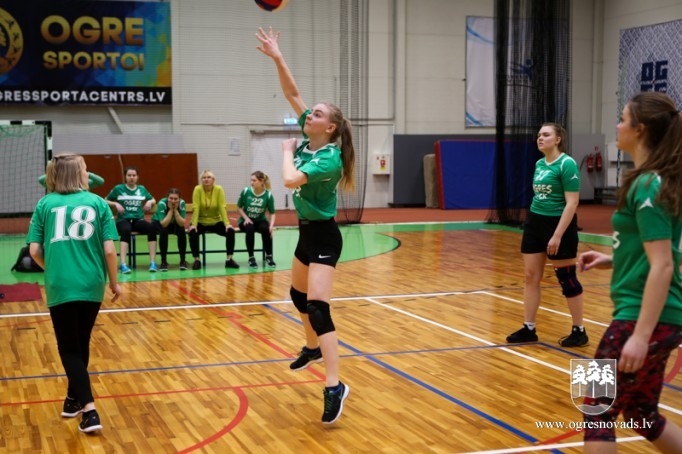 Skolu audzēkņi sacenšas volejbolā