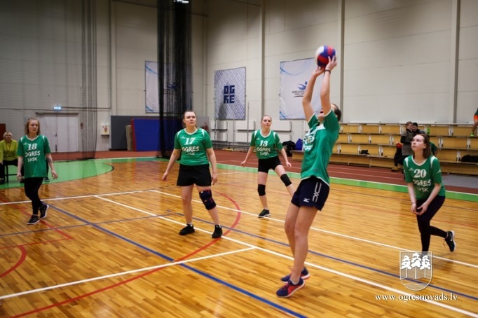 Skolu audzēkņi sacenšas volejbolā