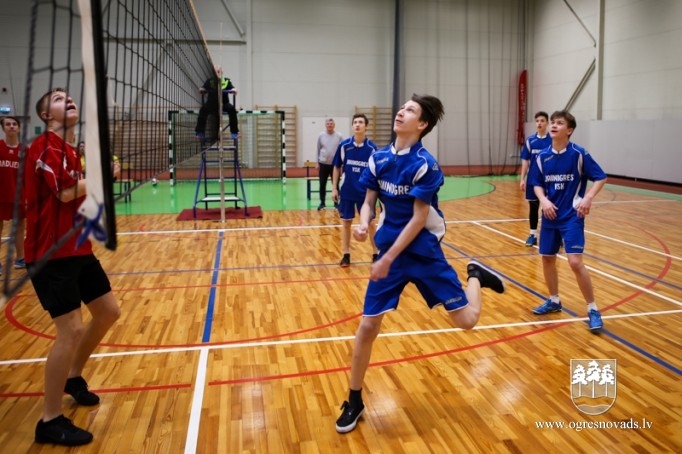 Skolu audzēkņi sacenšas volejbolā