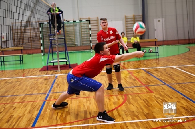 Skolu audzēkņi sacenšas volejbolā